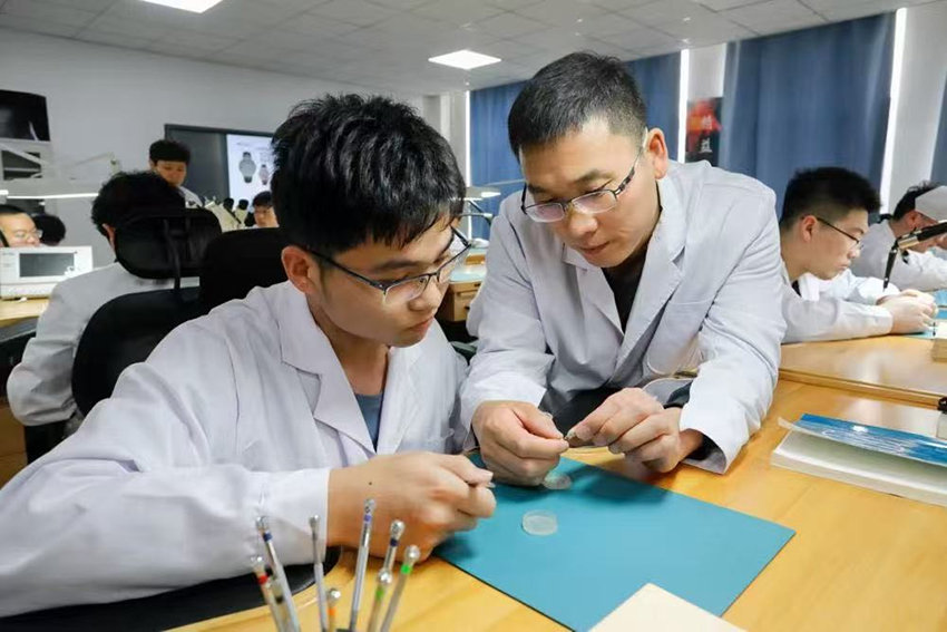 师生共同分析已装配完成的计时机芯工作状态。Beat365中文官方网站供图